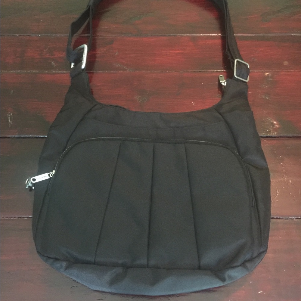 New black Travelon purse